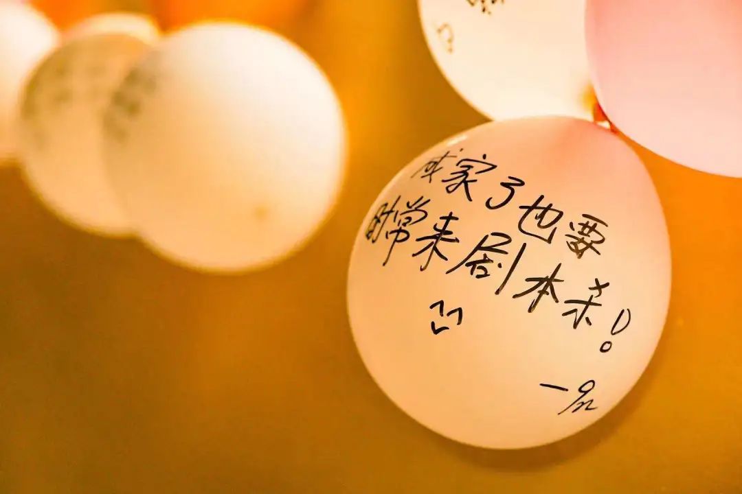 一边飞奔一边踉跄，剧本杀门店都做些了什么