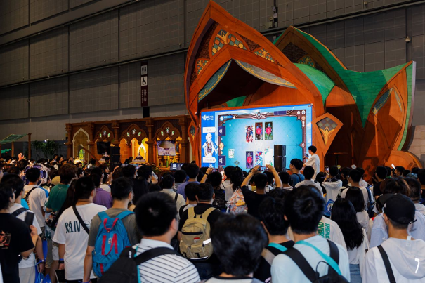 《原神》玩家在40000平的线下场馆做了一次游戏日常